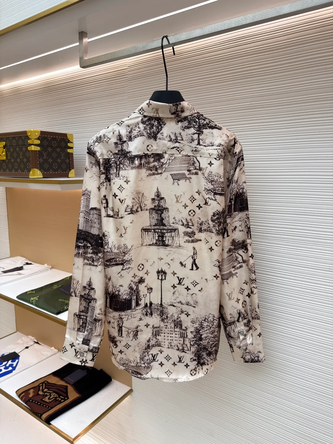 LOUIS VUITTON Mulberry silk long-sleeved shirt ●Original version: purchased and developed for 17700 ●Item number: 1680840-A75 ●Fabric: mulberry silk fabric ●Technology: jacquard production ●Version: fitted version ●Weight: about 190 grams ●Size: S-M-L-XL ●Description: The fabric is made of customized 75D interlining mulberry silk fabric, which is a natural animal protein fiber with a natural soft white gloss, smooth surface, soft and delicate feel, and is known as the "Queen of Fibers" in the fabric industry! This model depicts the entire Monogram City with delicate touches. The Walk pattern flexibly integrates Monogram elements into the urban dog-walking scene, refreshing the traditional French Jouy print while expressing the inspiration of the season. The twill mulberry silk reveals a gorgeous texture and can inject a romantic style into the elegant look. Use imported direct-injection equipment to fix the processed fabric on the direct-injection printer workbench, start the equipment, and the printer will follow the design file. The ink is directly sprayed onto the fabric through the inkjet head. The multi-color nozzle of the direct-injection printer can mix pigments to achieve rich color transitions. It can achieve high-precision, high-color saturation pattern printing, with bright, realistic colors and strong layering. It can present rich details, such as gradients, etc., and can also simulate the realistic effects of 3D and embroidery, increasing the added value of the product. . Using advanced laser cutting machines, it is a processing technology that uses high-energy-density laser beams to cut materials. It can achieve precise cutting of complex shapes. The edges cut by the laser will melt to form joint edges without trimming and hemming, which can prevent loose edges. The overall line is straight and delicate, the fabric is comfortable and soft, and the color is consistent without color difference. It can be matched with the same style to create a fashionable look, and it can be customized for various occasions. The accessories are complete and the same style for men and women!